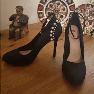 Chic Black Pearl-Adorned Heels